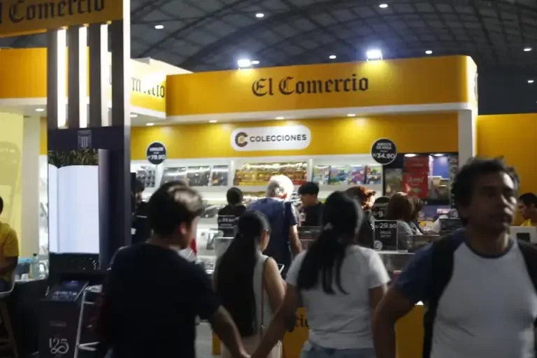El módulo de El Comercio permitió a los visitantes imprimir gratuitamente la portada histórica del diario correspondiente al día de su nacimiento. | Fotos: Cesar Campos/@photo.gec