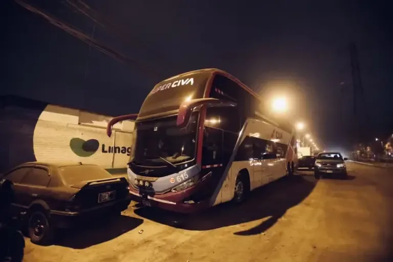 Interprovincial bus of the company CIVA was shot by extortionists on the Panamericana Norte road. (Photo: César.grados / @photo.gec)