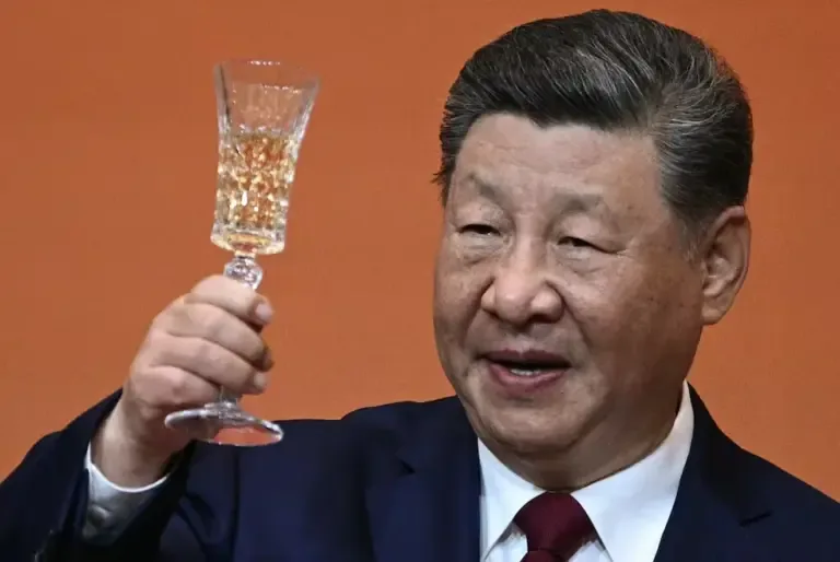Chinese President Xi Jinping toasts during a state banquet in honor of U.S. President Donald Trump at the Great Hall of the People in Beijing, May 14, 2026. (Photo by Brendan SMIALOWSKI / AFP).