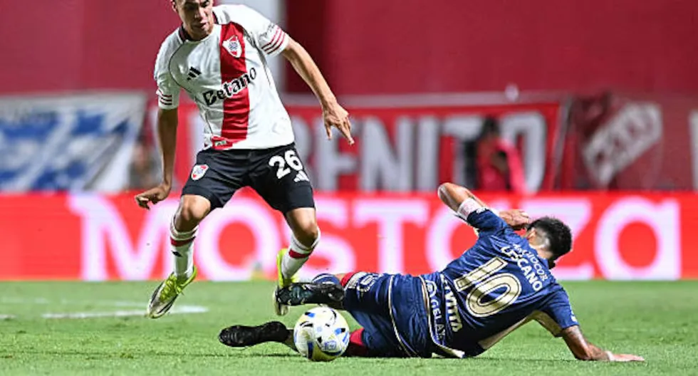 On which TV channels do River Plate vs. Argentinos Jrs air and where to watch it online for Liga 1?