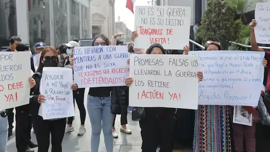 Relatives of Peruvian compatriots who were taken to Russia under false pretenses to then join the war protest outside the Ministry of Foreign Affairs