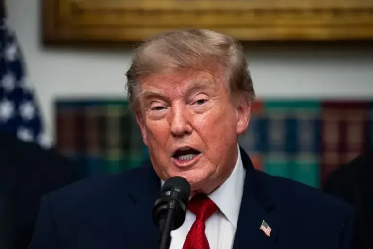 U.S. President Donald Trump speaks during a meeting with cryptocurrency executives and prediction markets at the White House, August 19, 2026. (EFE/EPA/AL DRAGO).