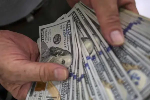 Dollar closes unchanged at S/3.34 as market awaits Fed signals