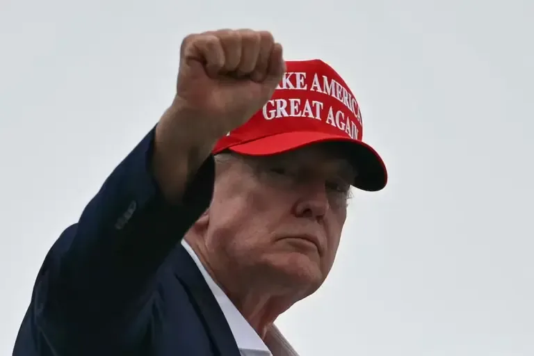 U.S. President Donald Trump gestures as he boards Air Force One at Morristown Municipal Airport, New Jersey, on August 16, 2026. (Photo by Kent NISHIMURA / AFP).