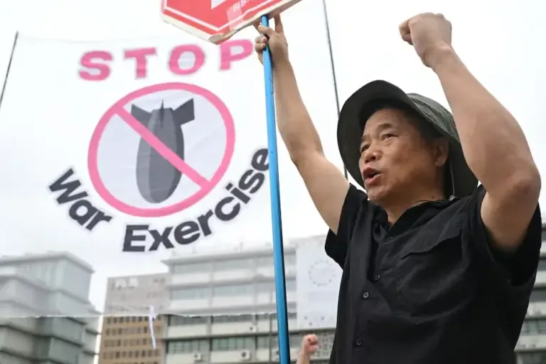 A South Korean protester shouts slogans during a protest against the joint military exercise between South Korea and the United States. (Photo by Jung Yeon-je / AFP).