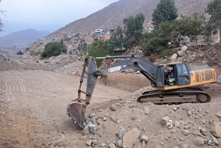 Pluz coordinates with authorities the dredging of rivers in northern Lima to prevent damage to electrical infrastructure. (Photo: MCVS)