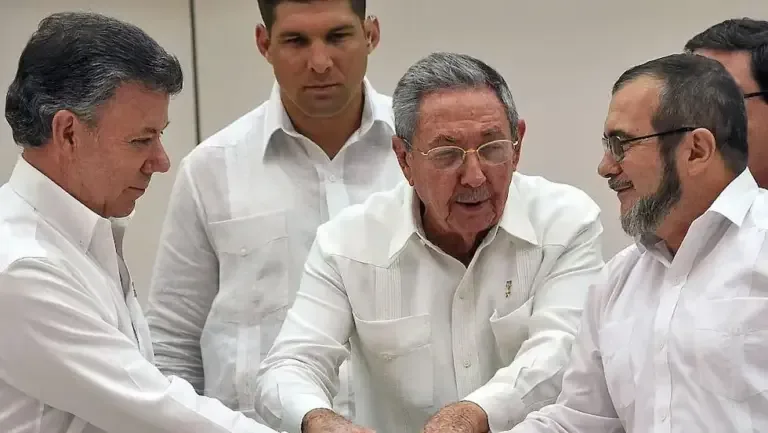 The Cuban government of Raúl Castro sponsored the peace talks that were closed during Juan Manuel Santos’ administration in Colombia. (LUIS ACOSTA/AFP via Getty Images).