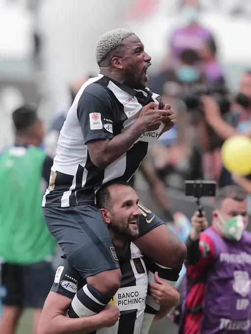 Jefferson Farfán returned to close his story where it began: lifting titles alongside the blanquiazul fans. (Photo: El Comercio)