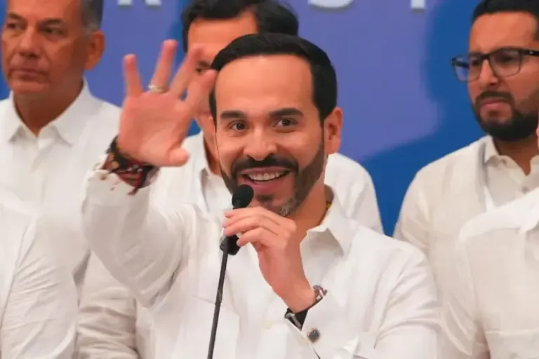El presidente electo de Colombia, Abelardo de la Espriella, saluda mientras pronuncia un discurso durante la Cumbre de Seguridad Urbana, a la que asistieron alcaldes regionales en Barranquilla, Colombia, el 4 de agosto de 2026. (Foto de Vanexa Romero / AFP)