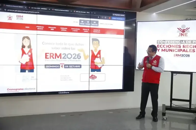 The president of the National Jury of Elections (JNE), Roberto Burneo, stated that from his personal point of view, re-election of district mayors should be allowed to avoid “distortions” such as mayors running as first councilors in the current 2026 regional and municipal elections. In a press conference, he said the electoral system should be “rethought,” which is why the JNE could sit down to “analyze and reflect” on this possibility, considering they have legislative initiative. (Photo: Cesar Campos / @photo.gec)