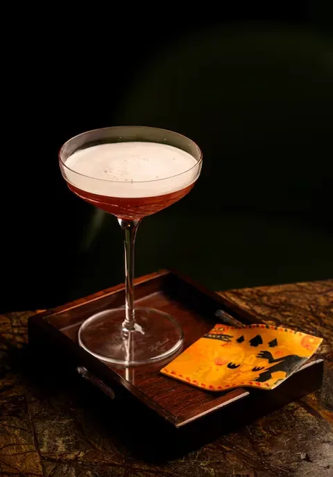 Lliclla. A whisky sour with fig, airampo, rice milk, and clove (Photo: Agencia Menú)