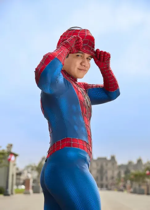 Jorge Huamán is in his final year of Medicine and, dressed as Spider-Man, visits hospitals to cheer up hospitalized children. (Photo: Diego Moreno)