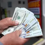 The dollar closes at S/3.37 amid higher local demand and tension in global markets