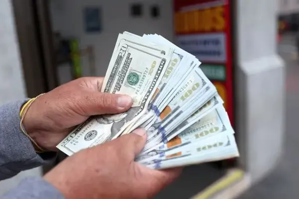 The dollar closes at S/3.37 amid higher local demand and tension in global markets