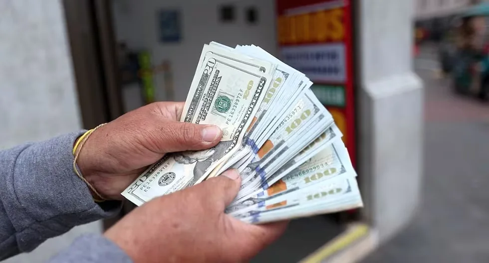 The dollar closes at S/3.37 amid higher local demand and tension in global markets