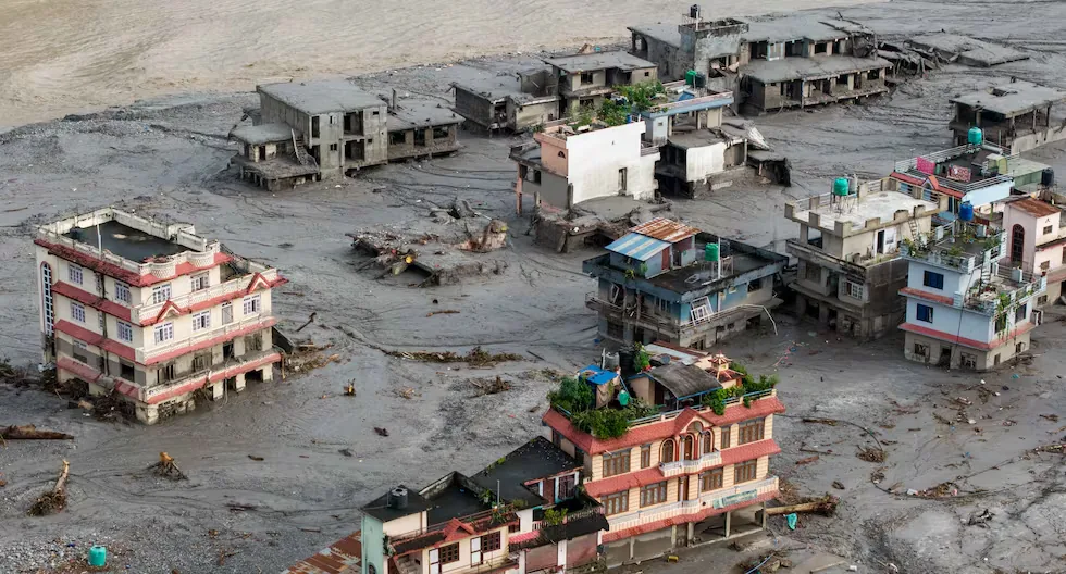 Sudden flood leaves at least 362 dead and more than 1,400 missing between Nepal and Tibet | VIDEOS