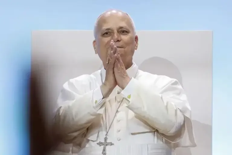 Pope Leo XIV during the meeting with volunteers who collaborated in the pontiff's events in the capital, this Tuesday, at IFEMA. (Photo: EFE/Javier Lizon)