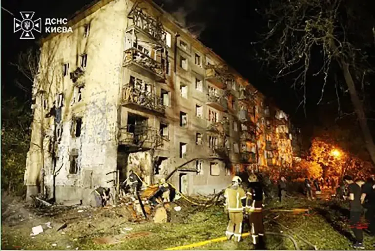 Firefighters inspecting a residential building damaged after massive Russian ballistic missile attacks on Kiev, the Ukrainian capital. (Photo: Press material / State Emergency Service of Ukraine / AFP).