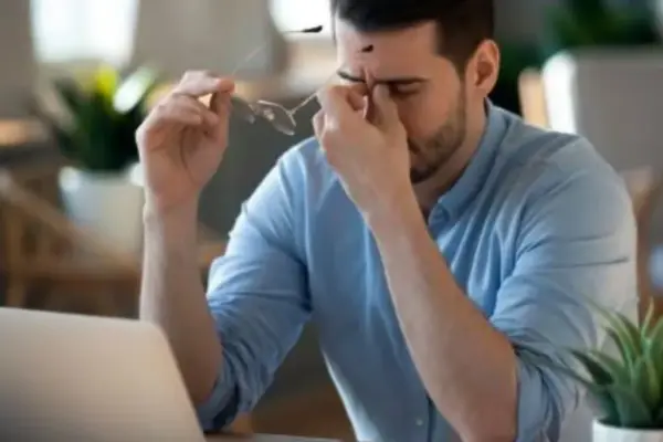 Do you spend hours in front of a screen? These signs could be affecting your eyes