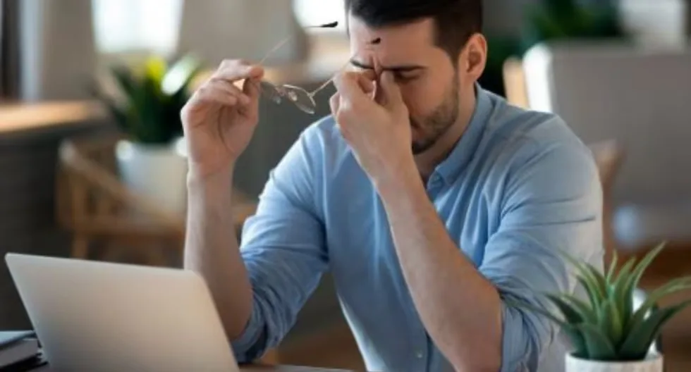 Do you spend hours in front of a screen? These signs could be affecting your eyes