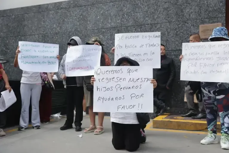 Relatives of Peruvians recruited with false job promises and transferred to Russia to be sent to war protested with covered faces for fear of reprisals against their loved ones outside the Ministry of Foreign Affairs on April 28 (Photo: Hugo Pérez / GEC.)