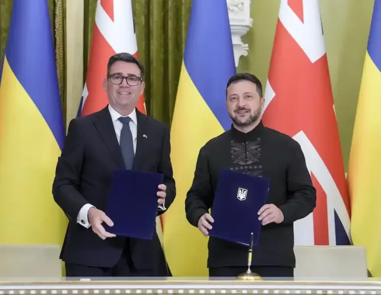 Ukrainian President Volodymyr Zelensky (right) and British Prime Minister Andy Burnham during the document signing ceremony in Kiev, Ukraine, on August 24, 2026. (EFE/EPA/STRINGER).