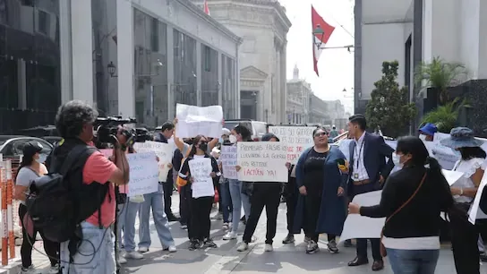 Relatives of Peruvian compatriots who were taken to Russia under false pretenses to then join the war protest outside the Ministry of Foreign Affairs