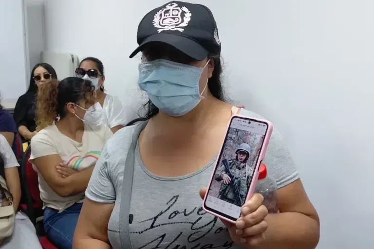 A woman shows a photo of her husband, a Peruvian citizen who is at war in Ukraine, this Tuesday during a meeting in Lima (Peru). Relatives of about 130 Peruvians asked the Ministry of Foreign Affairs of Peru to help repatriate their loved ones, who, according to reports, signed contracts in recent weeks to work in security positions in Russia and are now allegedly on the front lines of the war in Ukraine. | EFE/ Paula Bayarte
