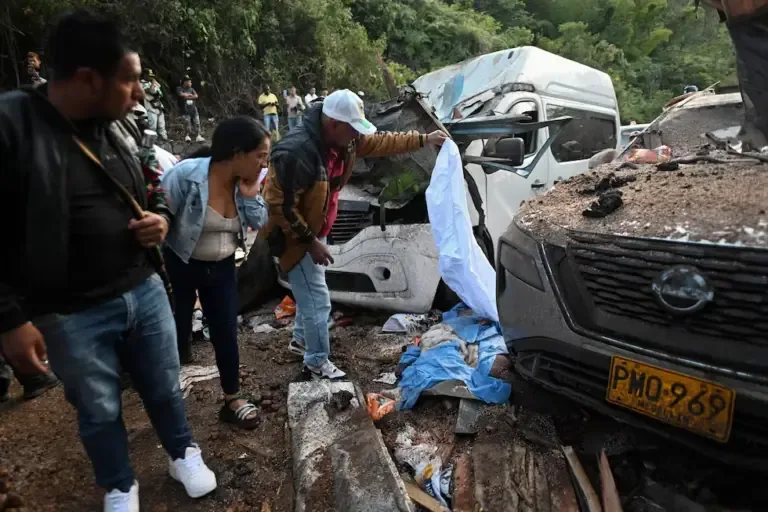 At least 19 dead in a bombing on a Cauca road on April 25 this year. The area has a strong presence of guerrilla groups. (JOAQUIN SARMIENTO / AFP)