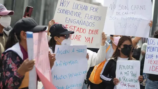 Relatives of Peruvian compatriots who were taken to Russia under false pretenses to then join the war protest outside the Ministry of Foreign Affairs. Photos: Hugo Pérez /@photo.gec