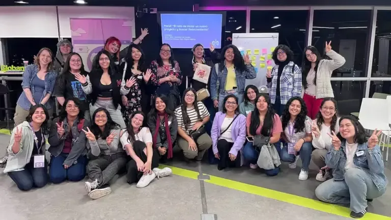 FemDevs Perú organiza encuentros, talleres y charlas con profesionales de la industria de los videojuegos. Estos espacios permiten compartir experiencias.