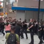 Police shoots a woman in Times Square who seriously stabbed two people | VIDEO