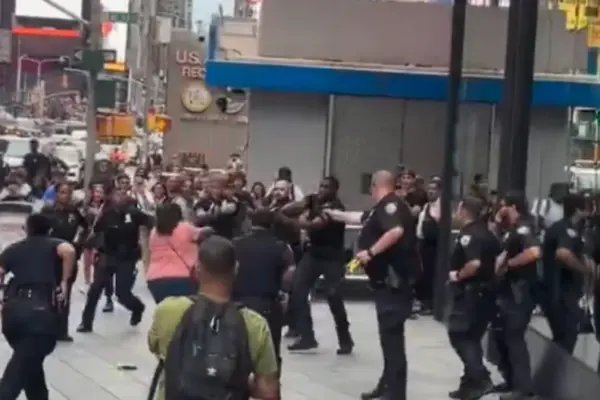 Police shoots a woman in Times Square who seriously stabbed two people | VIDEO