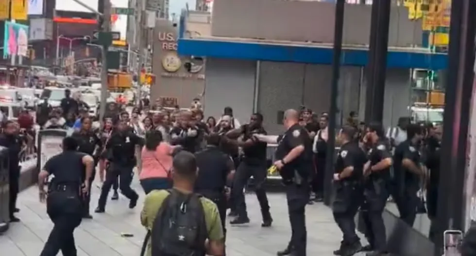 Police shoots a woman in Times Square who seriously stabbed two people | VIDEO