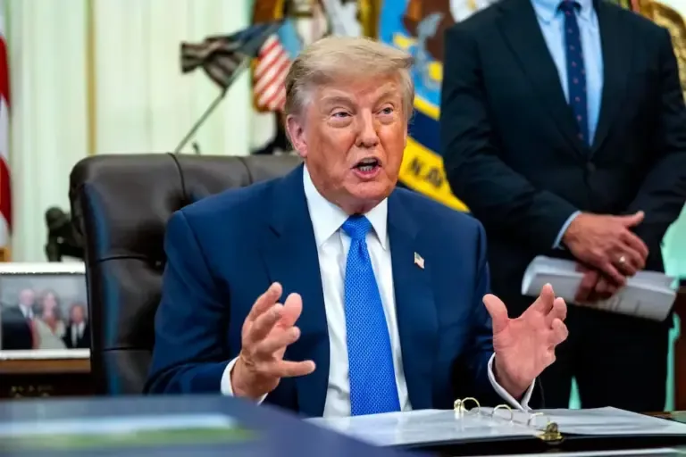 U.S. President Donald Trump speaks during the signing of an executive order reviewing recommendations on childhood vaccination, August 10, 2026. (EFE/EPA/BONNIE CASH).