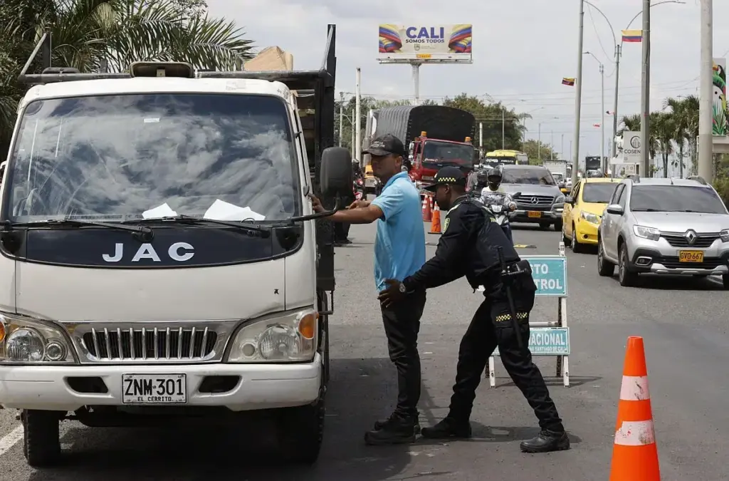 A member of the Colombian National Police searches a person on the Pan-American highway this Thursday, in Cali, venue of the inauguration ceremony of President Abelardo de la Espriella | Photo: EFE/ Mauricio Dueñas Castañeda