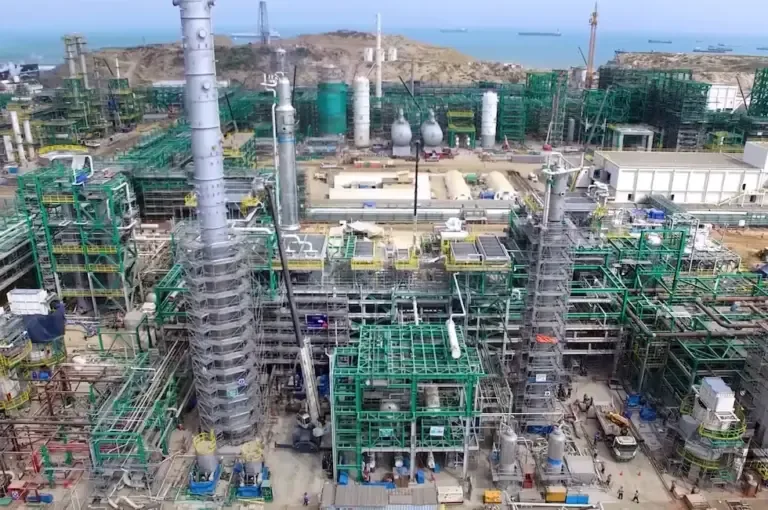 Hydrocarbon plants, such as the Talara refinery, will be able to continue operating while completing technical authorizations to guarantee fuel supply. (Source: Andina)