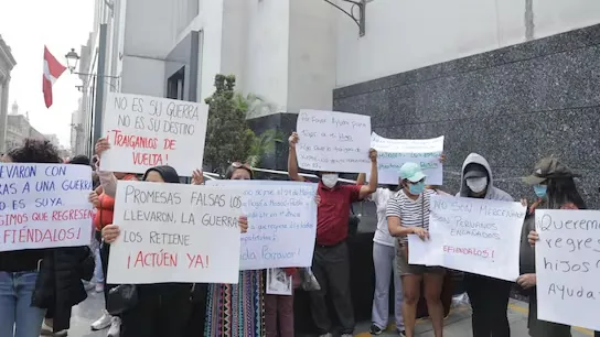 Relatives of Peruvian compatriots who were taken to Russia under false pretenses to then join the war protest outside the Ministry of Foreign Affairs
