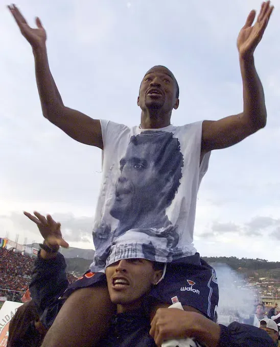 After scoring the decisive penalty in the 2001 championship, Waldir Sáenz celebrated wearing a shirt with the image of Sandro Baylón. (Photo: El Comercio)