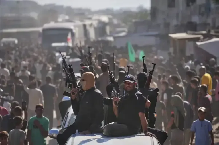 Hombres armados de hamás escoltan autobuses que transportan a prisioneros palestinos liberados de cárceles israelíes el 13 de octubre del 2025. (AP / Jehad Alshrafi).