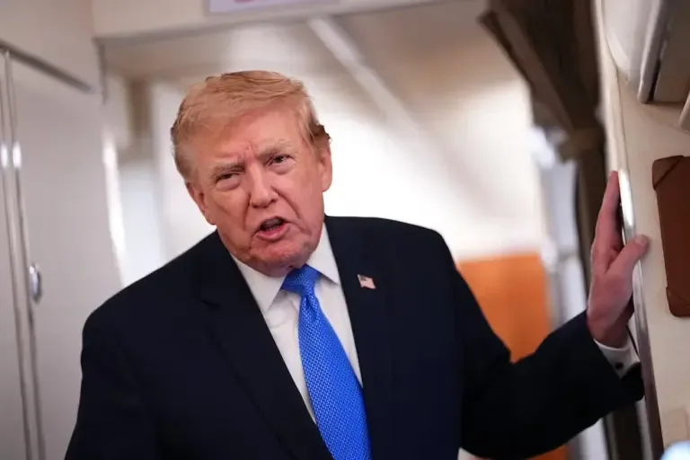 El presidente estadounidense Donald Trump habla con la prensa a bordo del Air Force One el 2 de agosto de 2026. (Foto de Aaron Schwartz / AFP).
