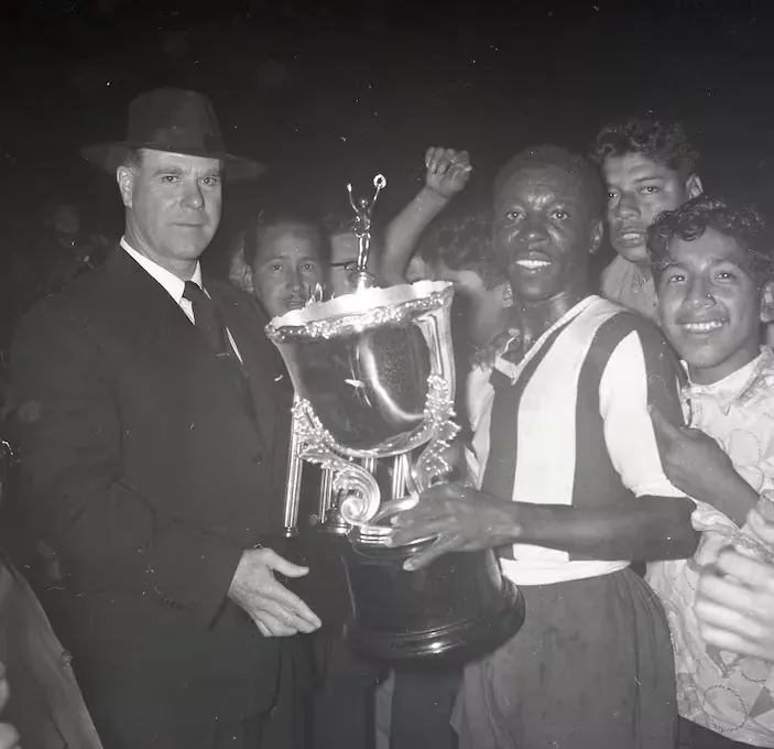 Cornelio Heredia lifted trophies with the same calm with which he organized the midfield. In his hands, the one Alianza won in 1955. (Photo: El Comercio)