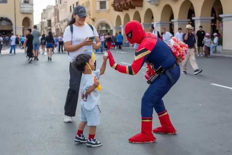 Peruvian Spider-Man. Family man dresses as Spiderman to bring joy to children and earn income by selling his yo-yos. (Interview: Isabel Medina / Photo: Fernando Sangama / Trome) January 25, 2026 in Lima, Peru. (Photo: Fernando Sangama / @photo.gec)