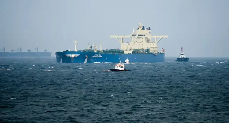 Thus the United States is managing to extract millions of barrels of oil from Hormuz despite the threat from Iran