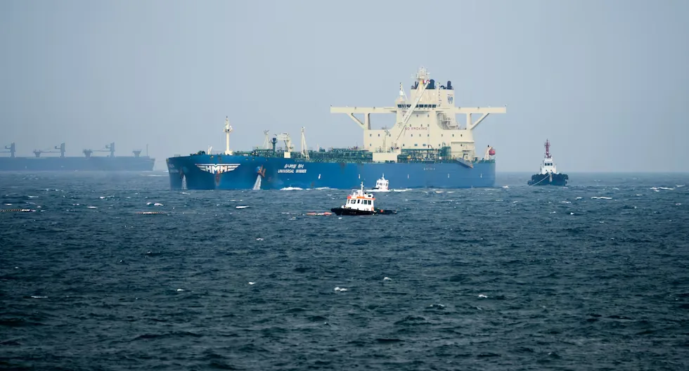 Thus the United States is managing to extract millions of barrels of oil from Hormuz despite the threat from Iran