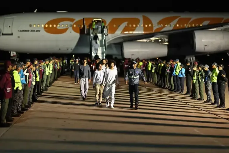 Venezuelan migrants deported from the United States disembark from a Conviasa Airlines plane upon arrival at Simón Bolívar International Airport in Maiquetía, Venezuela, on March 24, 2025. (Photo by Juan BARRETO / AFP).