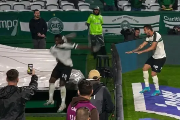 He scored a goal, jumped over a fence, and ended up injured: the unusual scene left by Jacy Maranhao in the Brasileirao | VIDEO