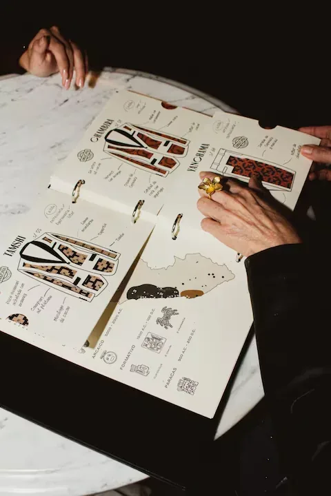 The menu is a book that explains the proposal from the cultures of Peru and its textiles. It is, without a doubt, part of the experience. (Photo: Agencia Menú)