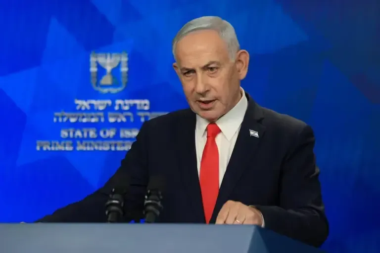 El primer ministro de Israel, Benjamin Netanyahu, ofrece una rueda de prensa en Jerusalén el 15 de junio de 2026, tras el anuncio de un acuerdo de paz entre Estados Unidos e Irán. (EFE/EPA/RONEN ZVULUN).
