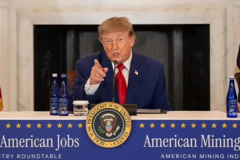 U.S. President Donald Trump speaks during a roundtable on the mining industry, August 7, 2026. (EFE/EPA/MATT KAMINSKY).